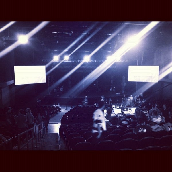 รูปภาพถ่ายที่ Elevation Church - Blakeney โดย Christina G. เมื่อ 7/21/2012