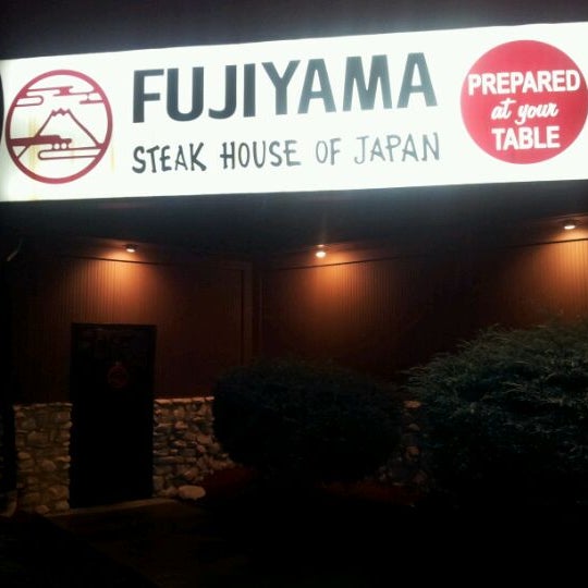 Das Foto wurde bei Fujiyama Steak House of Japan von Rob R. am 12/21/2011 aufgenommen