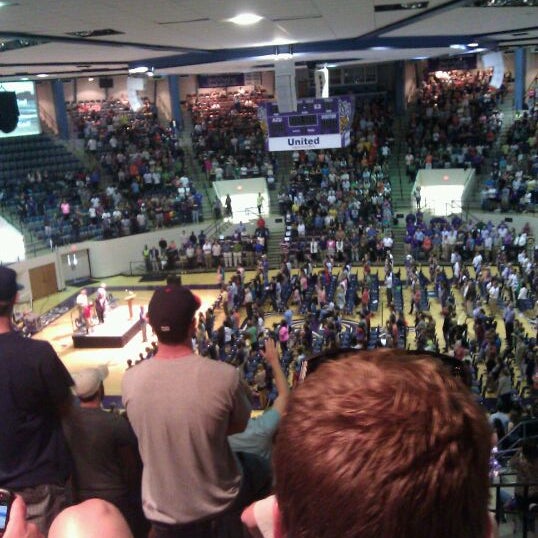 รูปภาพถ่ายที่ Moody Coliseum โดย Cameron B. เมื่อ 9/5/2011