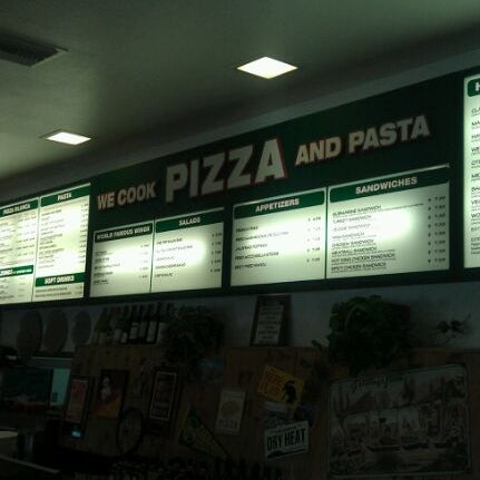 1/2/2012 tarihinde Daniel P.ziyaretçi tarafından We Cook Pizza and Pasta'de çekilen fotoğraf