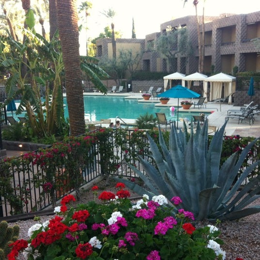 Photo taken at DoubleTree Resort by Hilton Hotel Paradise Valley - Scottsdale by Robert E. on 3/22/2012