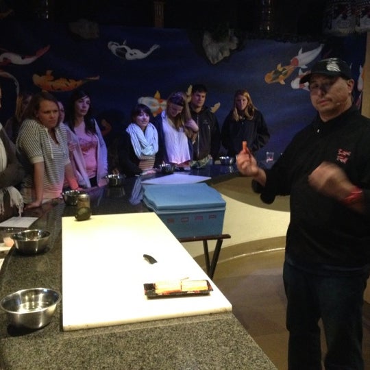 รูปภาพถ่ายที่ Sushi On A Roll โดย Gordon K. เมื่อ 2/28/2012