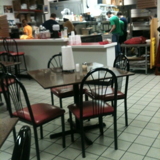 Foto tirada no(a) Knolla&#39;s Pizza Café por Kim S. em 2/21/2012