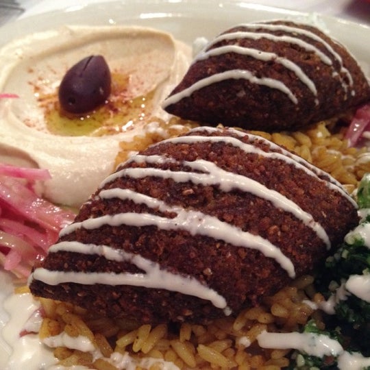 รูปภาพถ่ายที่ Mazah Mediterranean Eatery โดย George F. เมื่อ 2/11/2012