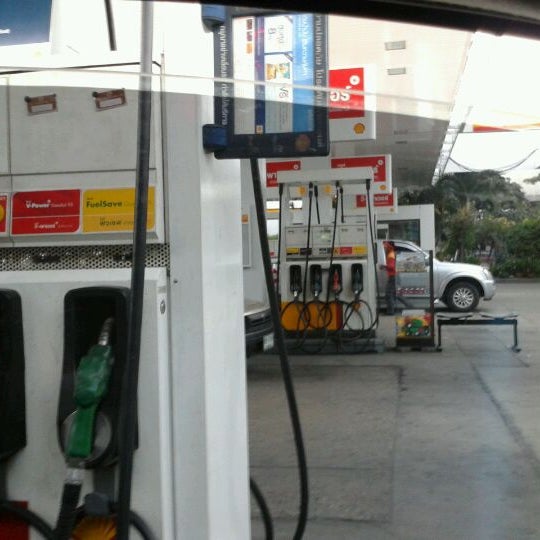 Photo taken at Shell by Yin C. on 1/13/2012