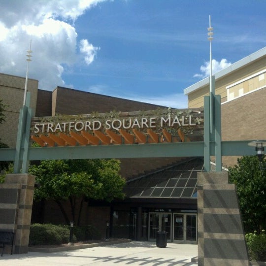 รูปภาพถ่ายที่ Stratford Square Mall โดย Efrain C. เมื่อ 8/19/2012