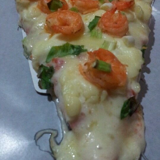 Photo taken at Vitrine da Pizza - Pizza em Pedaços by Laila L. on 8/24/2012