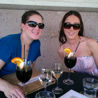 Photo prise au Sonoma Wine Bar &amp; Restaurant par Irena le4/7/2012