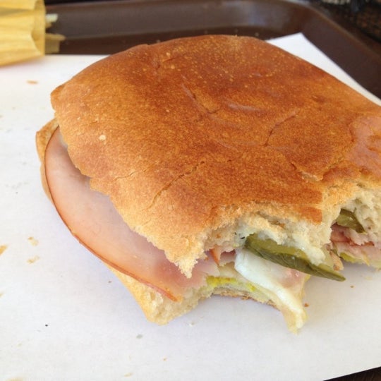 Foto tirada no(a) Caliente Cuban Sandwich por Jaclyn G. em 6/27/2012