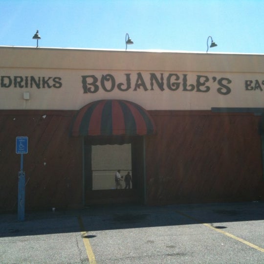 Foto tirada no(a) Bojangles Bar &amp; Eatery por Brent J. em 3/11/2011