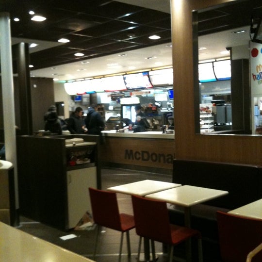 รูปภาพถ่ายที่ McDonald&#39;s โดย dirk f. เมื่อ 11/16/2011