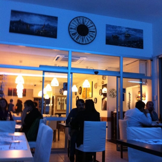 Foto tomada en 34Buçuk Cafe  por Sinem S. el 9/6/2011