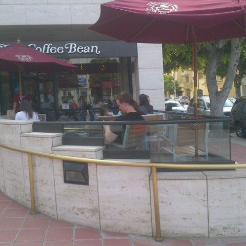 Снимок сделан в The Coffee Bean &amp; Tea Leaf пользователем Gokce B. 7/16/2012