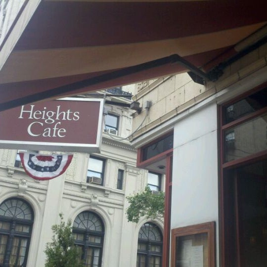 รูปภาพถ่ายที่ Heights Cafe โดย Bryan M. เมื่อ 9/10/2011
