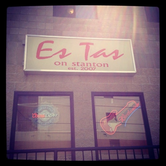 7/16/2012 tarihinde Briana H.ziyaretçi tarafından Es Tas Sports Bar and Grill'de çekilen fotoğraf