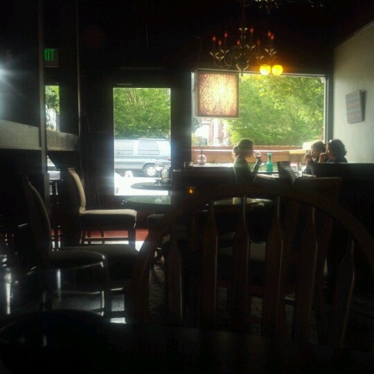 Снимок сделан в In The Red Wine Bar &amp; Cafe пользователем Shannon in 9. 6/13/2012