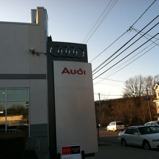 Das Foto wurde bei DCH Millburn Audi von George W. am 2/20/2012 aufgenommen