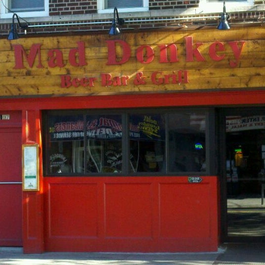 รูปภาพถ่ายที่ Mad Donkey Beer Bar &amp; Grill โดย Phil M. เมื่อ 10/7/2011
