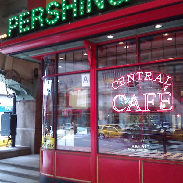 Foto scattata a Pershing Square Café da Christopher V. il 1/14/2012
