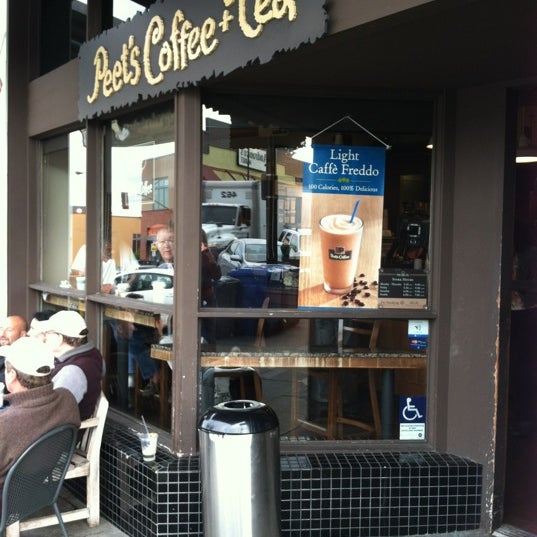 Das Foto wurde bei Peet&#39;s Coffee &amp; Tea von Lara W. am 5/30/2012 aufgenommen
