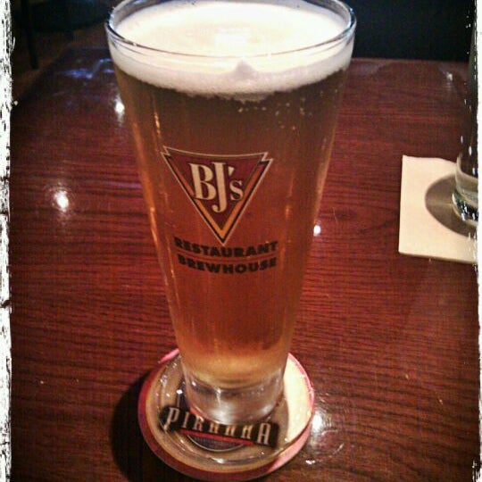 Photo taken at BJ&#39;s Restaurant &amp; Brewhouse by Jason B. on 3/25/2012