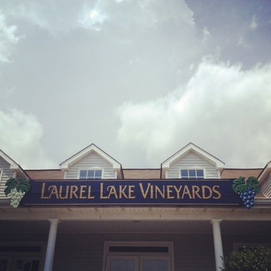Foto diambil di Laurel Lake Vineyards oleh Marisa B. pada 8/9/2012
