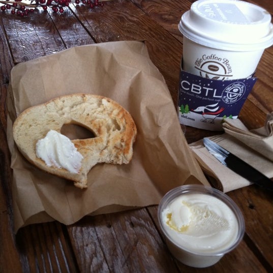 Photo taken at The Coffee Bean &amp; Tea Leaf by Martin S. on 11/29/2011