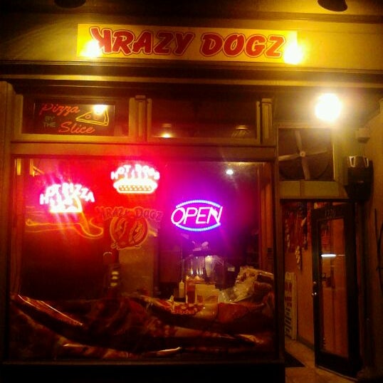 12/4/2011 tarihinde Tony A.ziyaretçi tarafından Krazy Dogz'de çekilen fotoğraf