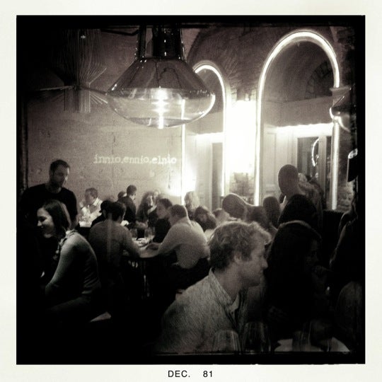 Photo prise au innio restaurant and bar par Rozina W. le12/3/2011