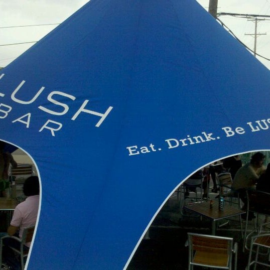 Das Foto wurde bei Lush Food Bar von Laura T. am 6/27/2011 aufgenommen
