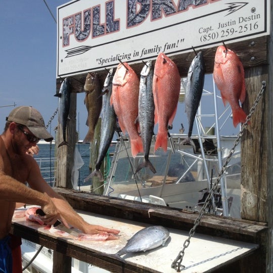 รูปภาพถ่ายที่ Destin Charter Fishing Service โดย Tina H. เมื่อ 7/5/2012