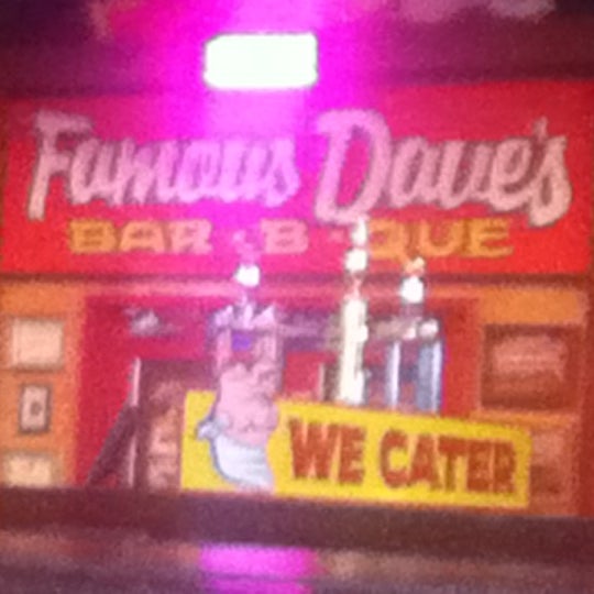 Photo prise au Famous Dave&#39;s par Robert H. le8/2/2012