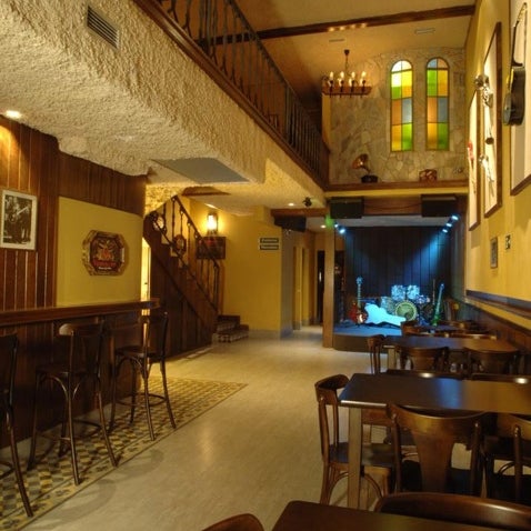 Foto diambil di Rock&#39;n Beer Irish Pub oleh Fabiana F. pada 6/14/2011