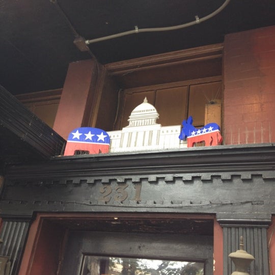 รูปภาพถ่ายที่ Capitol Lounge โดย Liz M. เมื่อ 8/11/2012