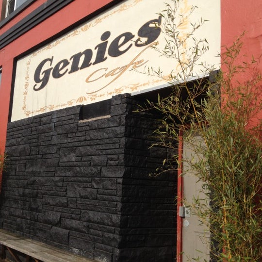 รูปภาพถ่ายที่ Genies Cafe โดย Grace B. เมื่อ 2/11/2012