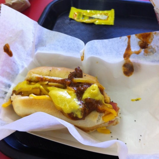 รูปภาพถ่ายที่ Mike&#39;s Chicago Hot Dogs โดย Harrison M. เมื่อ 7/13/2012