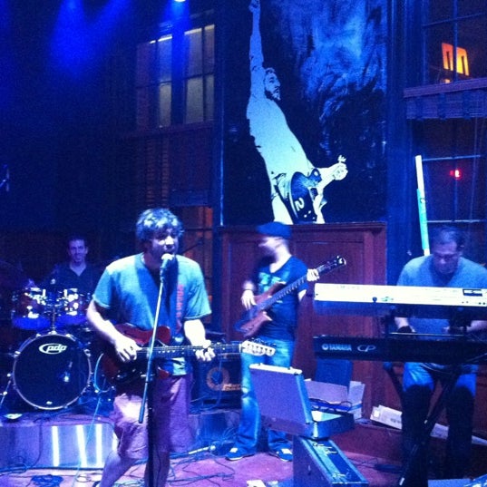 รูปภาพถ่ายที่ EvenFlow Music &amp; Spirits โดย Beth K. เมื่อ 7/4/2012