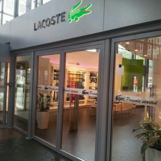musical toespraak baai Lacoste - Boutique in Rotterdam