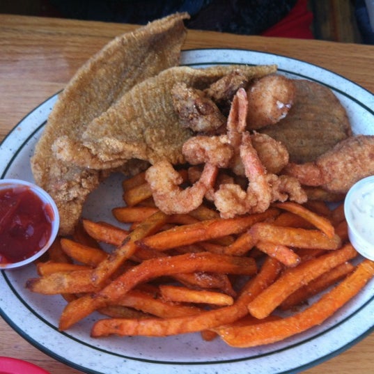 Photo taken at Floyd&#39;s Cajun Seafood - Webster by Shanael E. on 4/22/2012