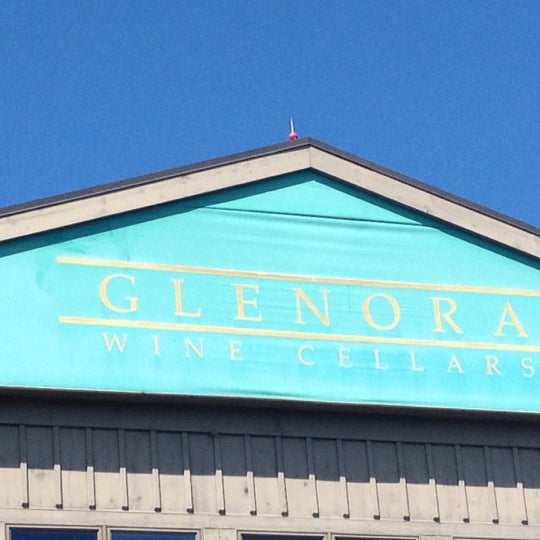 Foto tomada en Glenora Wine Cellars  por Maybelline M. el 8/19/2012