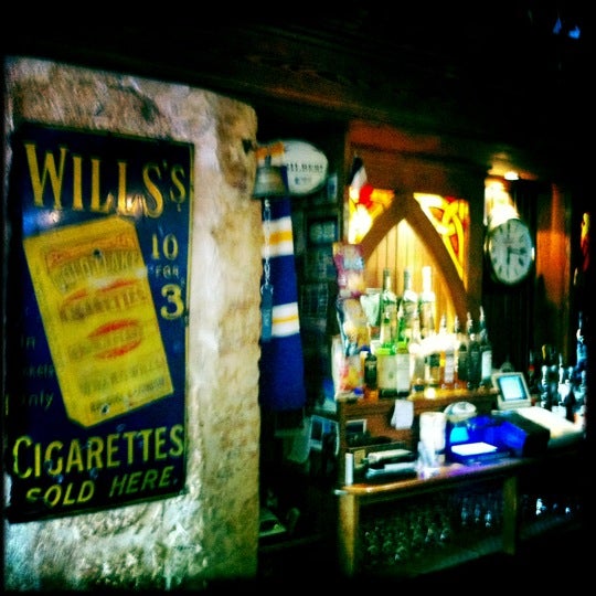 Снимок сделан в Fitzpatrick&#39;s Irish Bar пользователем Ian David M. 7/13/2012