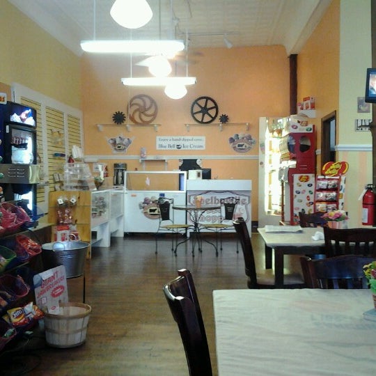 Foto scattata a Shelbyville Sweet Shop da William G. il 6/14/2012