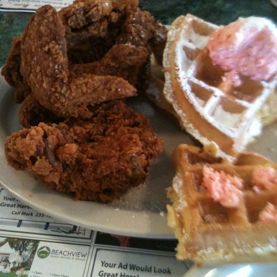Photo taken at Metro Diner by Andie P. on 2/29/2012