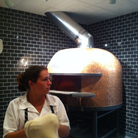 Foto diambil di Pizza Barbone oleh K S. pada 8/15/2012