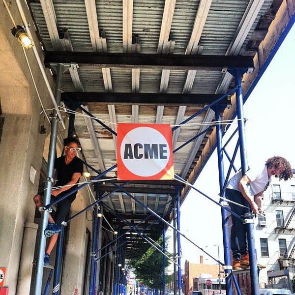 Das Foto wurde bei ACME Studio von Acme S. am 7/26/2012 aufgenommen