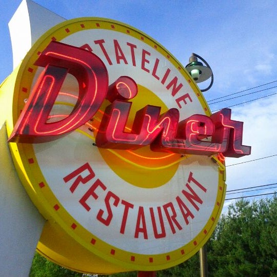 รูปภาพถ่ายที่ State Line Diner โดย Andrew E. เมื่อ 6/2/2012