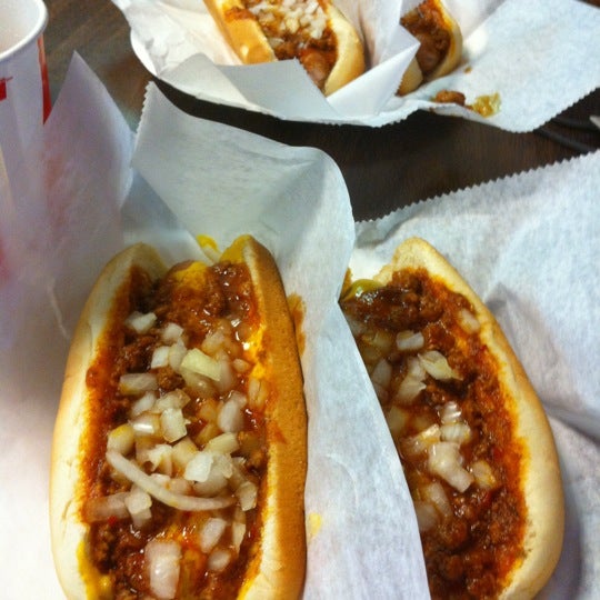 รูปภาพถ่ายที่ Arbetter&#39;s Hot Dogs โดย Don M. เมื่อ 8/5/2012