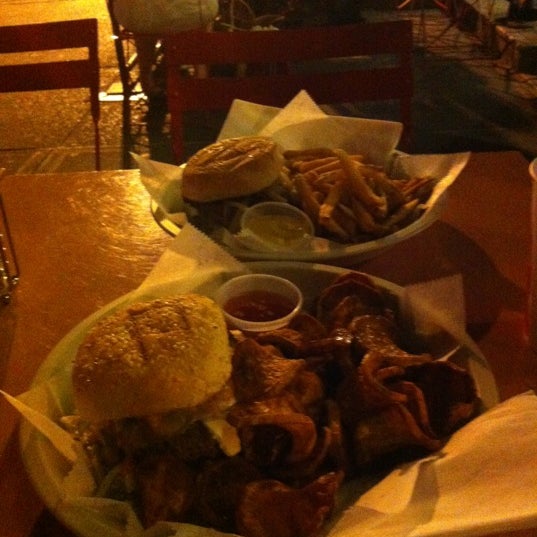 7/3/2012 tarihinde Kailee C.ziyaretçi tarafından Joy Burger Bar'de çekilen fotoğraf