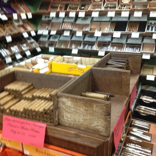 8/2/2012에 Mtn Jim F.님이 Edward&#39;s Pipe &amp; Cigar Shop에서 찍은 사진