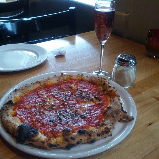 Das Foto wurde bei Tutta Bella Neapolitan Pizzeria von Jennifer E. am 6/9/2012 aufgenommen